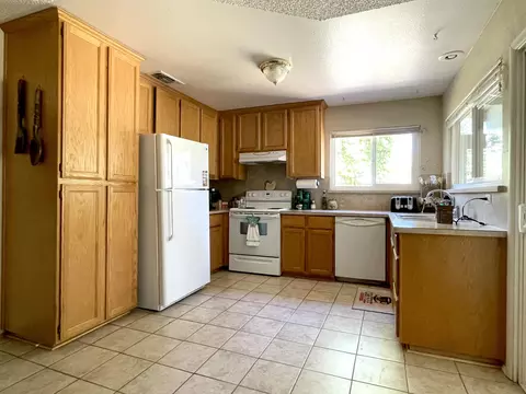 1381 Gordon Ln, Redding, CA 96002 photo 4