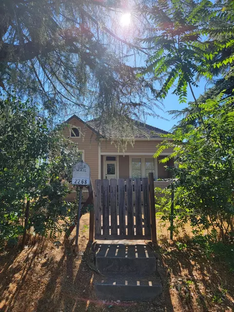2268 Waldon St, Redding, CA 96001 photo 1