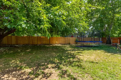 256 Newport Dr, Redding, CA 96001 photo 20
