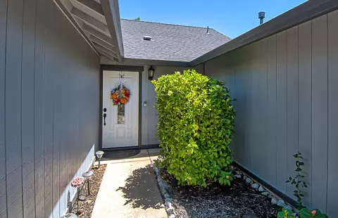 869 Springer Dr, Redding, CA 96003 photo 3