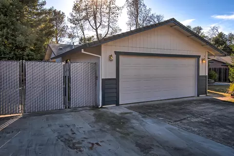 925 Oakmont Dr, Redding, CA 96003 photo 1