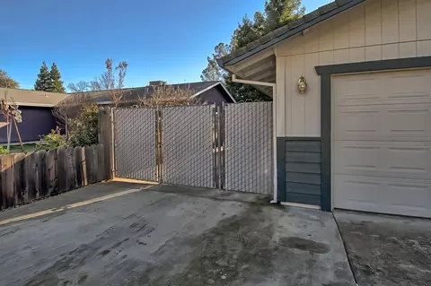 925 Oakmont Dr, Redding, CA 96003 photo 2