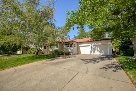 903 Sunriver Ln, Redding, CA 96001 photo 1
