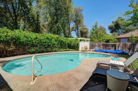 2113 Western Oak Dr, Redding, CA 96002 photo 2