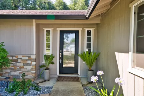 3843 Canterbury Dr, Redding, CA 96002 photo 2