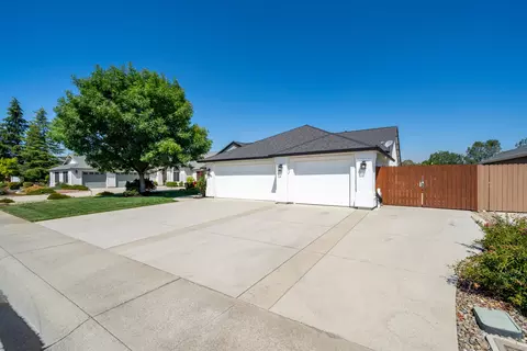3070 Misty Glen Dr, Redding, CA 96001 photo 2