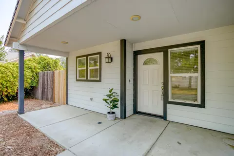 2002 Juarez Ln, Redding, CA 96003 photo 3