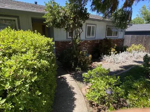 1831 Manchester Dr, Redding, CA 96002 photo 2