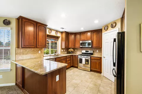 238 Edinburgh Pl, Redding, CA 96003 photo 3