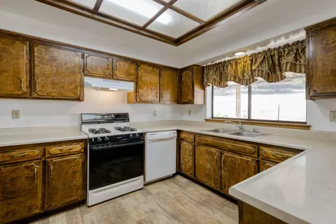 10626 Old Oregon Trl, Redding, CA 96003 photo 3
