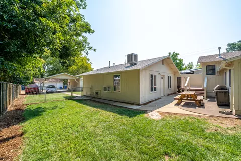 685 Mary St, Redding, CA 96001 photo 2