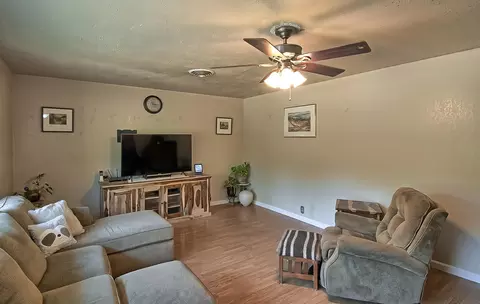 3063 Henderson Rd, Redding, CA 96002 photo 3