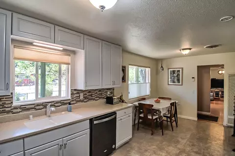 3063 Henderson Rd, Redding, CA 96002 photo 4