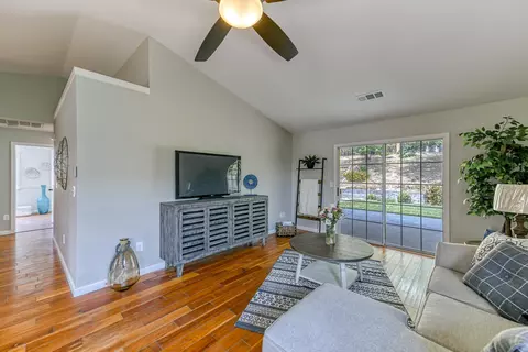 858 Spaniel Dr, Redding, CA 96003 photo 4