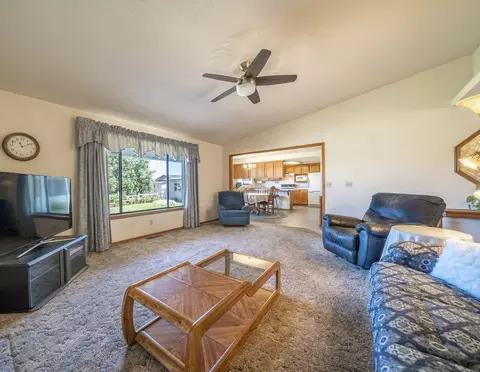 19556 Medo Vale Ln, Redding, CA 96002 photo 5