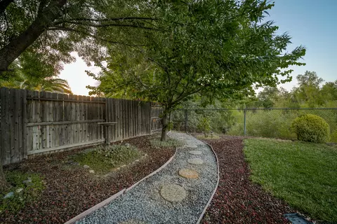 2740 Garnet Ct, Redding, CA 96001 photo 8