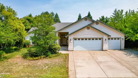 5886 Beaumont Dr, Redding, CA 96003 photo 2