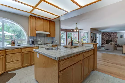 2915 Lake Redding Dr, Redding, CA 96003 photo 12