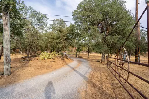 13575 Hilford Ln, Redding, CA 96003 photo 2