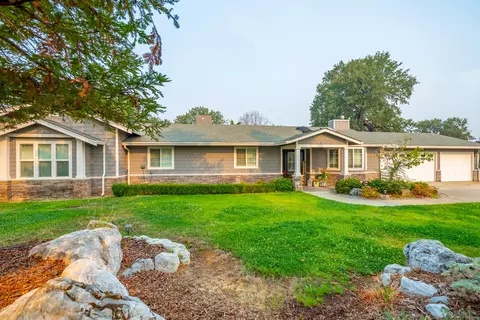 1102 Hope Ln, Redding, CA 96003 photo 2