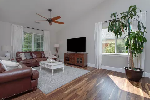 550 Castenda Dr, Redding, CA 96003 photo 8
