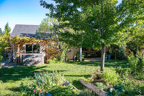 2052 Hedgerow Ave, Redding, CA 96003 photo 36