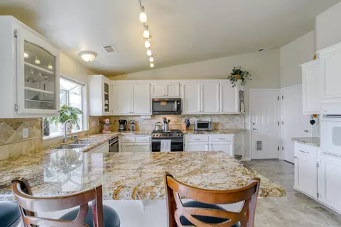 2930 Panorama Dr, Redding, CA 96003 photo 2