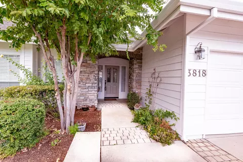 3818 Siskiyou St, Redding, CA 96001 photo 2