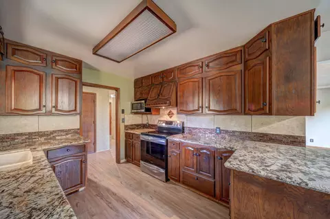 1335 Pleasant St, Redding, CA 96001 photo 4