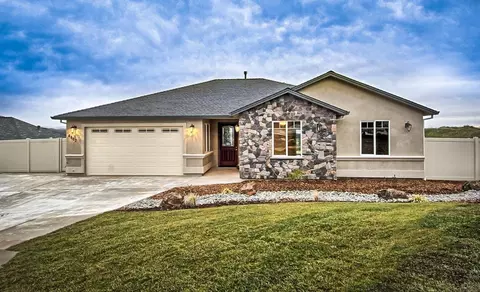 1387 Spanish Bay Dr, Redding, CA 96003 photo 1