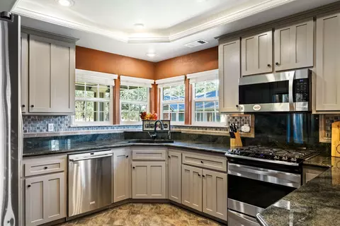 8225 Whispering Oaks Rd, Redding, CA 96002 photo 12