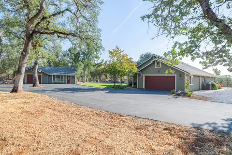 8225 Whispering Oaks Rd, Redding, CA 96002 photo 1