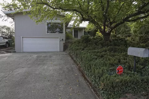 4115 Travona St, Redding, CA 96001 photo 2