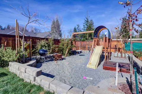 1126 Hope Ln, Redding, CA 96003 photo 25