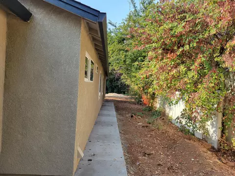 505 Smile Pl, Redding, CA 96001 photo 2