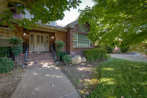 877 Sunriver Ln, Redding, CA 96001 photo 3