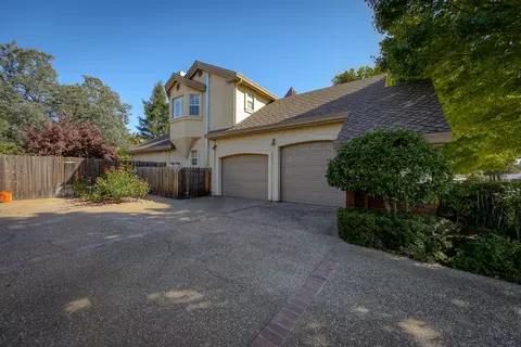 877 Sunriver Ln, Redding, CA 96001 photo 4