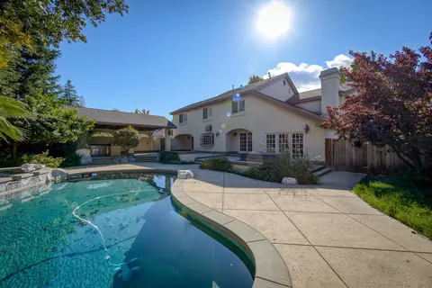 877 Sunriver Ln, Redding, CA 96001 photo 2