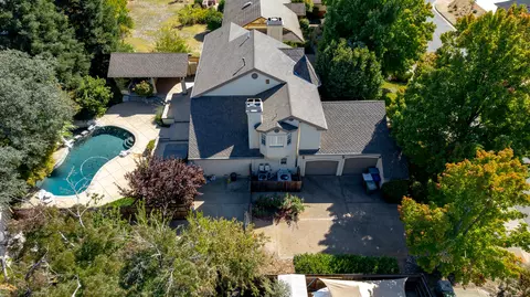 877 Sunriver Ln, Redding, CA 96001 photo 1