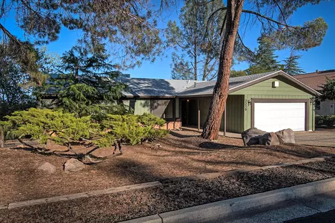 2215 Oak Ridge Dr, Redding, CA 96001 photo 1