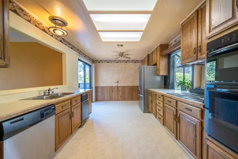 583 Suncreek Trl, Redding, CA 96003 photo 8