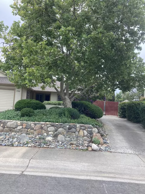 725 Fuller Ct, Redding, CA 96003 photo 2