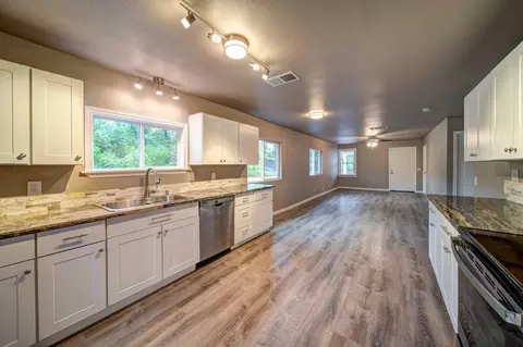 1095 Bond St, Redding, CA 96002 photo 10