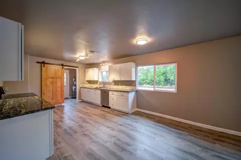 1095 Bond St, Redding, CA 96002 photo 7