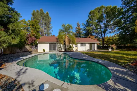 2217 Harlan Dr, Redding, CA 96003 photo 3