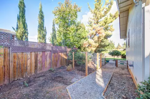 568 Royal Oaks Dr, Redding, CA 96001 photo 37