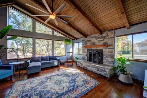 568 Royal Oaks Dr, Redding, CA 96001 photo 2