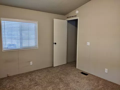 1915 Kenyon Dr, Redding, CA 96001 photo 4