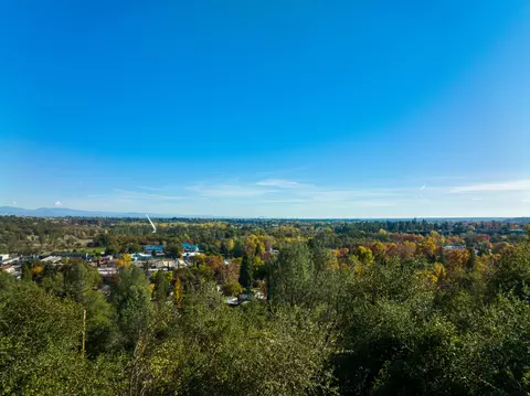 373 Pearl St, Redding, CA 96003 photo 1