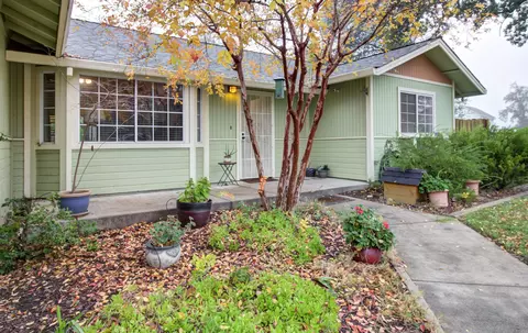 6886 Yvonne Ct, Redding, CA 96001 photo 4